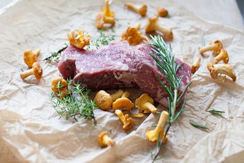 Foto Fleisch mit Rosmarin und Pilzen