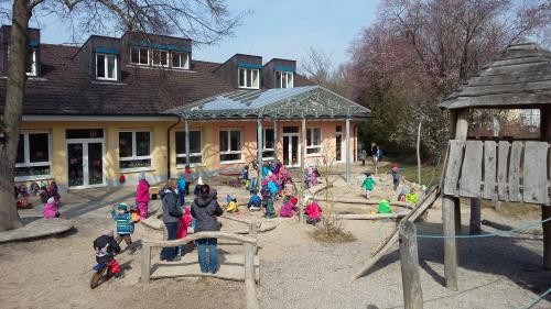Bild Außenbereich Kindergarten mit spielenden Kindern Bild Außenbereich Kindergarten mit spielenden Kindern