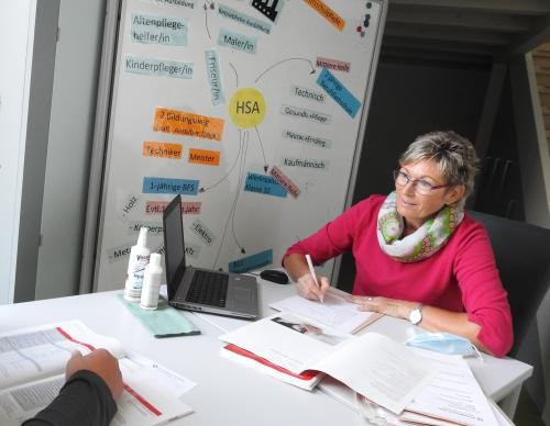 Foto Gespräch zur Berufsberatung mit Schüler