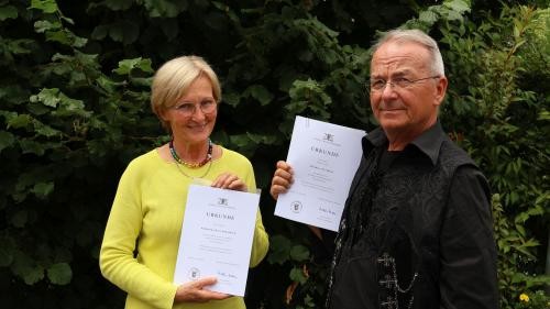 Foto Frau Renz-Jöllenbeck und Herr Westphal zeigen Ihre Urkunde Foto Frau Renz-Jöllenbeck und Herr Westphal zeigen Ihre Urkunde