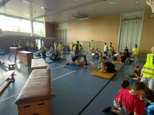 Foto Reanimationstraining der Schüler in der Sporthalle Foto Reanimationstraining der Schüler in der Sporthalle