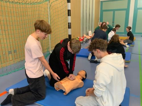 Foto Übung an einer Reanimationspuppe Foto Übung an einer Reanimationspuppe