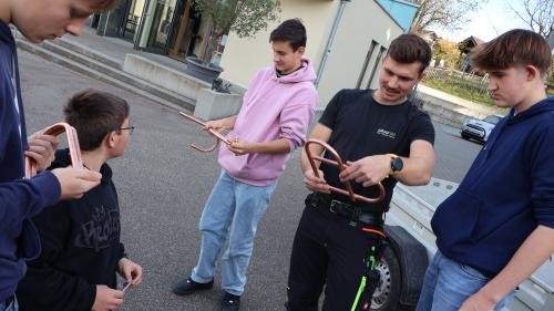 Foto zeigt Schüler beim Ausbildungstag auf dem Schulhof