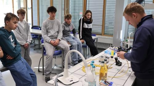 Foto zeigt Schüler beim Ausbildungstag