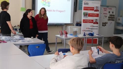 Foto zeigt Schüler bei der Teilnahme an einer Präsentation