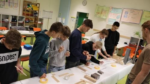 Foto zeigt Schüler bei der Arbeit mit Holz