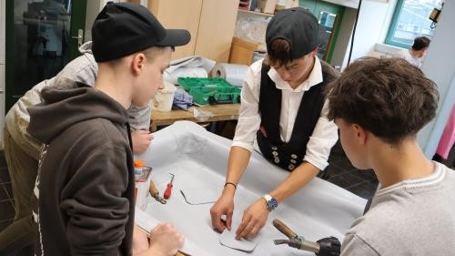 Foto zeigt Schüler bei der Arbeit mit Kunststoff