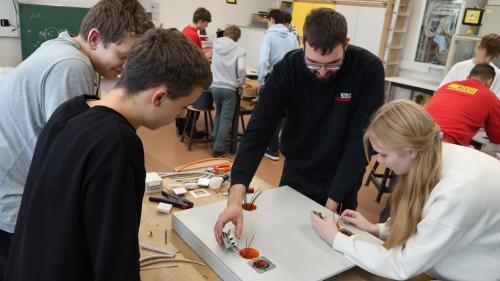 Foto zeigt Schüler bei der Arbeit im Elektronikbereich
