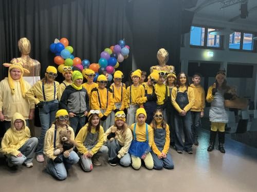 Foto zeigt Schülergruppe verkleidet als MInions Foto zeigt Schülergruppe verkleidet als MInions