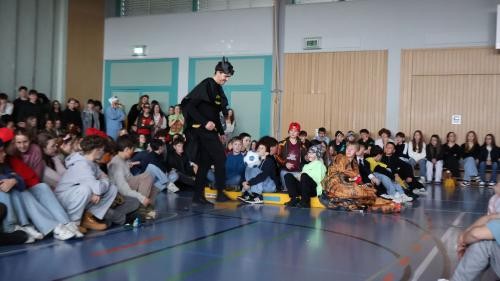 Foto zeigt das Lehrer-gegen-Schüler-Geschicklichkeitsspiel Fußball