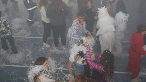 Foto zeigt feiernde Schüler bei der Fasnachtsfeier in der Turnhalle 
