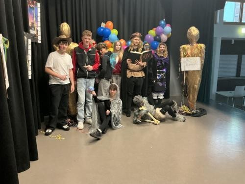 Foto zeigt Gruppe verkleidet zum Thema Werwolf Foto zeigt Gruppe verkleidet zum Thema Werwolf