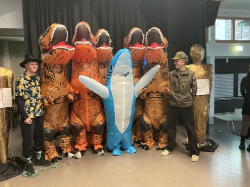 Foto zeigt Schülergruppe verkleidet als Dinosaurier Foto zeigt Schülergruppe verkleidet als Dinosaurier