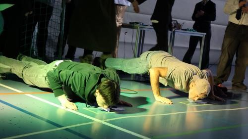 Foto zeigt das Lehrer-gegen-Schüler-Spiel Liegestützenwettkampf