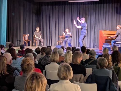 Gruppe Dramenwahl spielt in der Mensa der Hebelschule in Schliengen Gruppe Dramenwahl spielt in der Mensa der Hebelschule in Schliengen