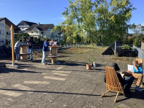 Einige handwerklich begabte Schüler, die mittlerweile die 10. Klasse besuchen, nahmen sich gemeinsam mit ihrer Klassenlehrerin Victoria Bansemer einer Dachterrasse an der Hebelschule in Schliengen an und schufen einen Rückzugsort zum Entspannen. Einige handwerklich begabte Schüler, die mittlerweile die 10. Klasse besuchen, nahmen sich gemeinsam mit ihrer Klassenlehrerin Victoria Bansemer einer Dachterrasse an der Hebelschule in Schliengen an und schufen einen Rückzugsort zum Entspannen.