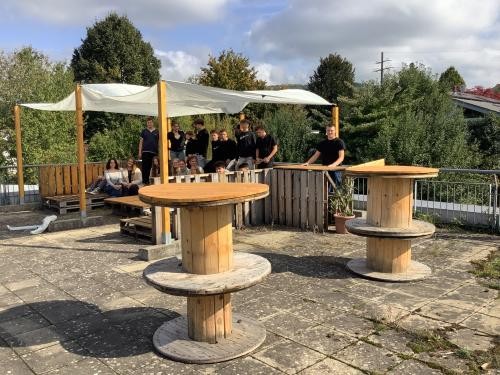 Einige handwerklich begabte Schüler, die mittlerweile die 10. Klasse besuchen, nahmen sich gemeinsam mit ihrer Klassenlehrerin Victoria Bansemer einer Dachterrasse an der Hebelschule in Schliengen an und schufen einen Rückzugsort zum Entspannen. Einige handwerklich begabte Schüler, die mittlerweile die 10. Klasse besuchen, nahmen sich gemeinsam mit ihrer Klassenlehrerin Victoria Bansemer einer Dachterrasse an der Hebelschule in Schliengen an und schufen einen Rückzugsort zum Entspannen.