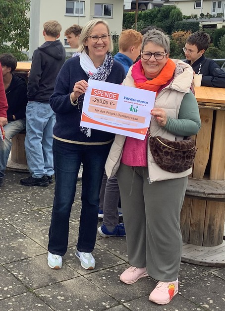 Die Vorsitzende des Fördervereins, Alexandra Bolanz (rechts), überreichte Victoria Bansemer einen Gutschein, um Pflanzen wie Stauden oder weiteres Material für die Dachterrasse anzuschaffen. Die Vorsitzende des Fördervereins, Alexandra Bolanz (rechts), überreichte Victoria Bansemer einen Gutschein, um Pflanzen wie Stauden oder weiteres Material für die Dachterrasse anzuschaffen.